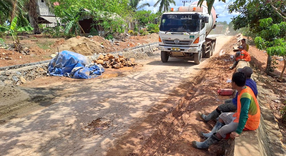 Pekerjaan peningkatan jalan Simpang Batu-Laburan di Kecamatan Paser Belengkong, Paser. Tersandung masalah hukum setelah OTT dari KPK. FOTO: SURYA ADITYA-KANDELA-KALTIMKECE.ID