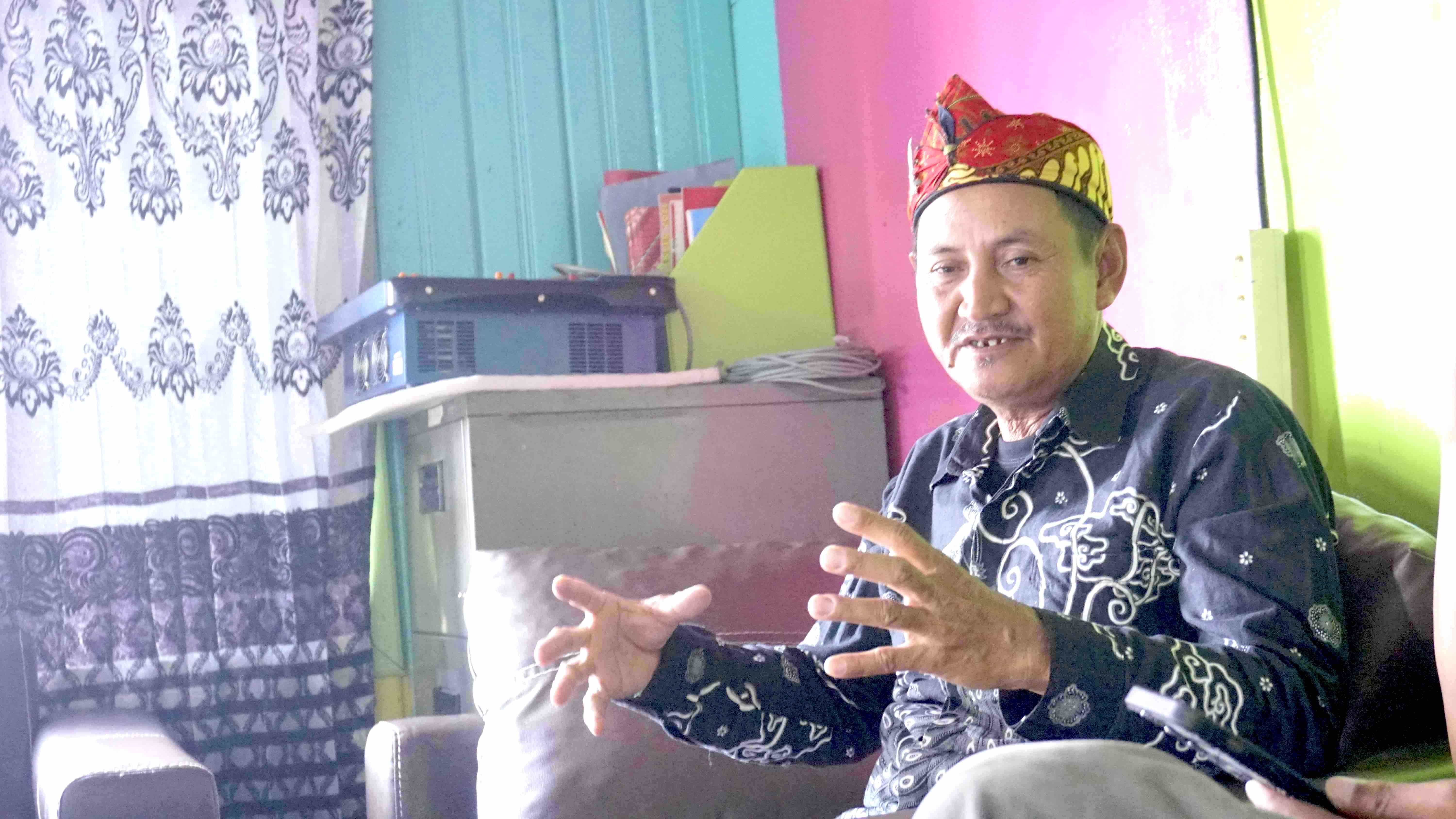Madi bin Irot, kepala Desa Muara Enggelam, Kecamatan Muara Wis, Kutai Kartanegara. Banjir disebut berkah bagi nelayan di Danau Melintang. FOTO: MUHIBAR SOBARY ARDAN-KALTIMKECE.ID