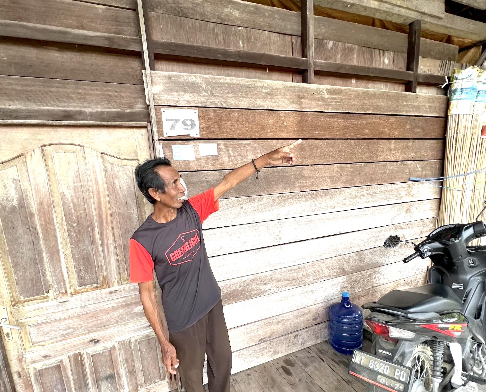 Martin, warga Kampung Minta, menunjukkan rumahnya yang terbuat dari kahoi. Pada masa lalu, hampir seluruh rumah di kampung ini terbuat dari kayu tersebut. FOTO: FEL GM-KALTIMKECE.ID