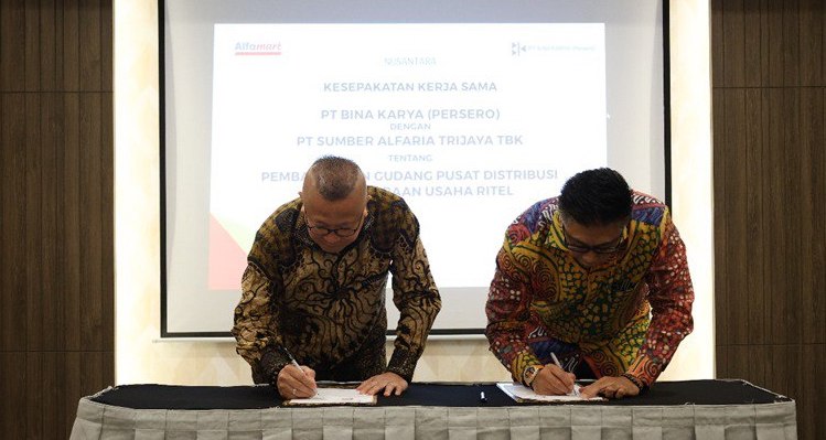 Penandatanganan nota kesepahaman antara PT Bina Karya dan PT Sumber Alfaria Trijaya. FOTO: HUMAS OTORITA IKN