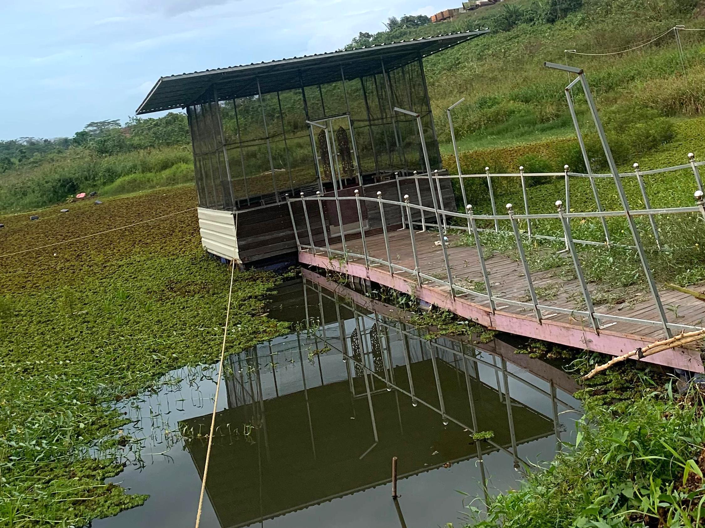 Instalasi pengolahan air di kolam yang disebut bekas galian tambang di Perumahan New BCL, Samarinda. FOTO: SALASMITA-KANDELA-KALTIMKECE.ID