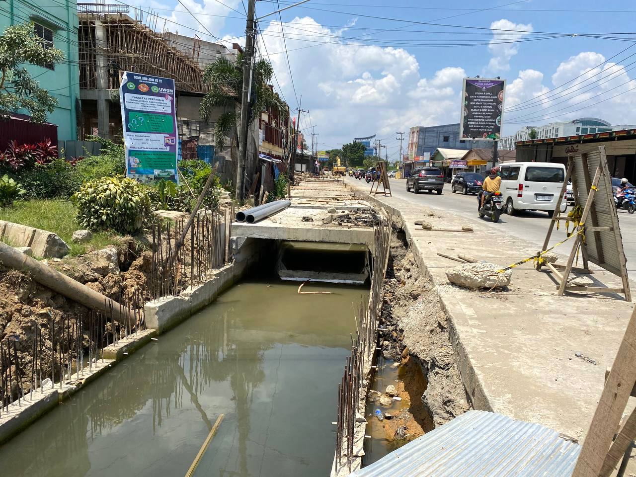 Peningkatan drainase di Jalan M Yamin, Simpang Lembuswana. FOTO: ANDIKA PRATAMA-KANDELA-KALTIMKECE.ID  