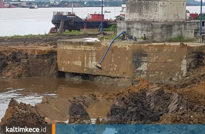 Bagian bawah Jembatan Mahkota II yang tergerus.