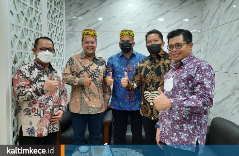 Bupati Mahulu, Bonifasius Belawan Geh didampingi Sekretaris Kabupaten Mahulu,Stephanus Madang mendatangi Wakil Ketua Komisi VI DPR, Mohammad Hekal dan Andre Rosiade, Kamis, 16 Maret 2022 guna meminta dukungan pembangunan pasar Ujoh Bilang. kaltimkece.id (