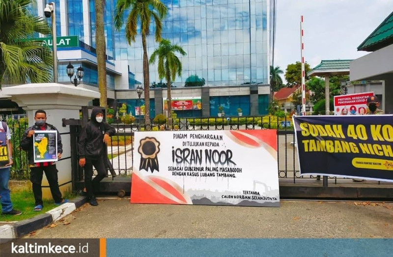 Penggiat lingkungan di depan kantor gubernur Kaltim memprotes aktivitas pertambangan batu bara (foto: arsip kaltimkece.id)