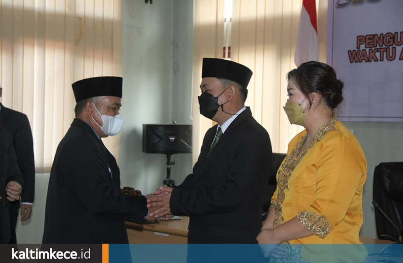 Wakil Bupati Mahakam Ulu, Yohannes Avun mengucapkan selamat kepada Feberianus Yoel B yang dikukuhkan sebagai anggota DPRD Mahulu pada Selasa, 2 November 2021. kaltimkece.id (Nalendro Priambodo)