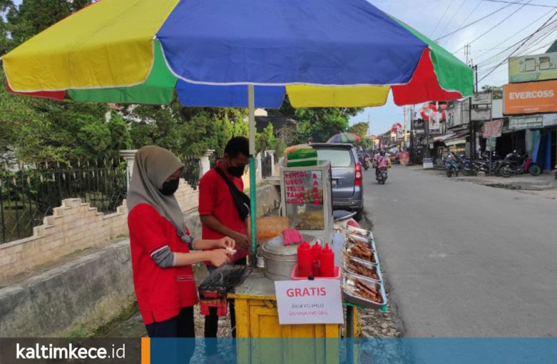 Rini, Karim, dan lapak pentol gratis mereka di Jalan Pramuka, Samarinda (foto: samuel gading/kaltimkece.id)