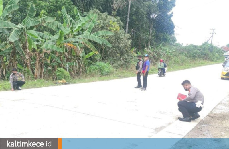 Polisi melakukan olah tempat kecelakaan di Jalan Sultan Sulaiman, Kecamatan Sambutan, Samarinda. (foto: samuel gading)