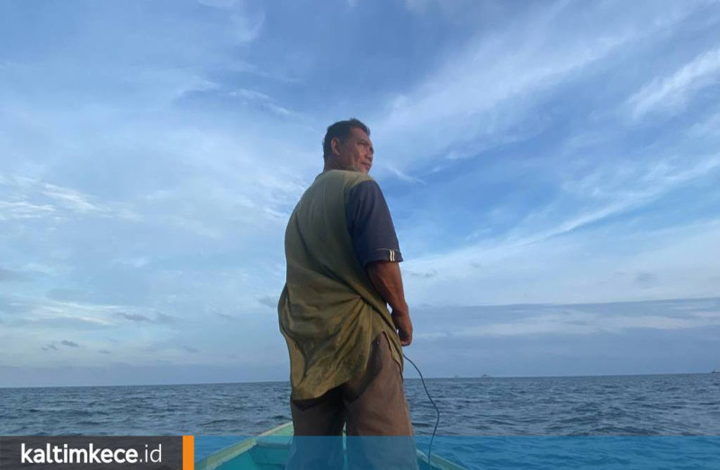 Abdul Kadir, nelayan di Teluk Balikpapan sedang mencari tempat untuk membuang jangkar di Selat Makassar. FOTO: MUHIBAR SOBARY ARDAN-KALTIMKECE.ID